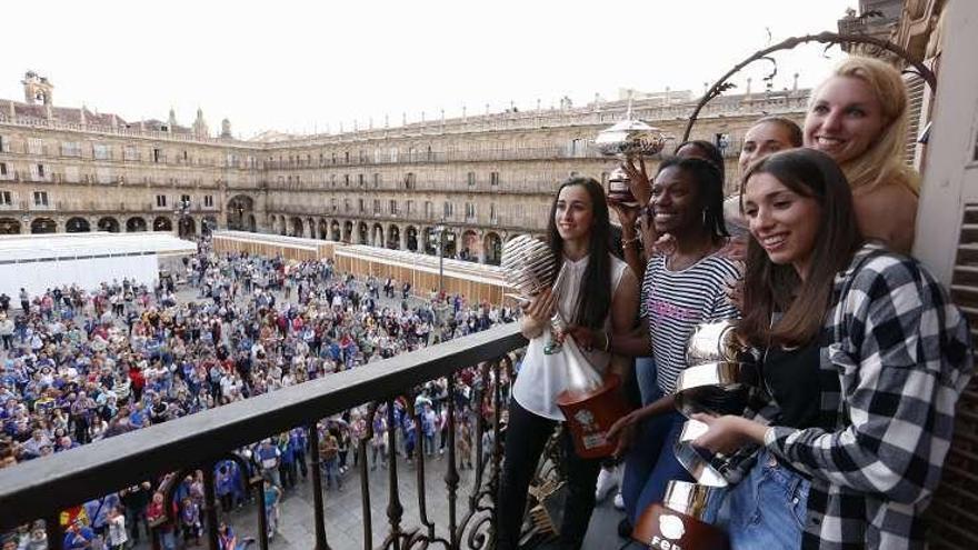 La Plaza Mayor de Salamanca se llenó de aficionados.