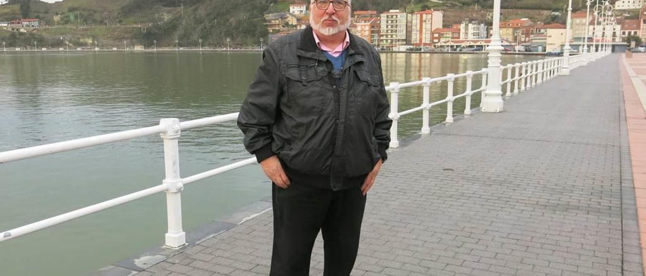 Jesús Fernández Malvárez, uno de los descubridores de la cueva de Tito Bustillo, frente a la ría de Ribadesella.