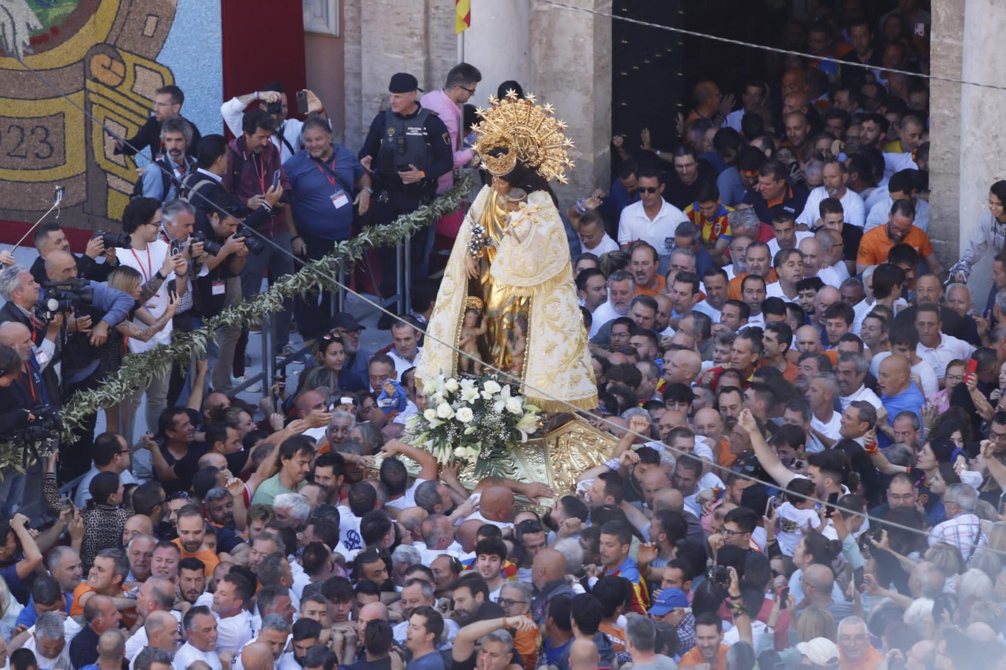 Muchos valencianistas acompañan a la Virgen de los Desamparados en su Traslado