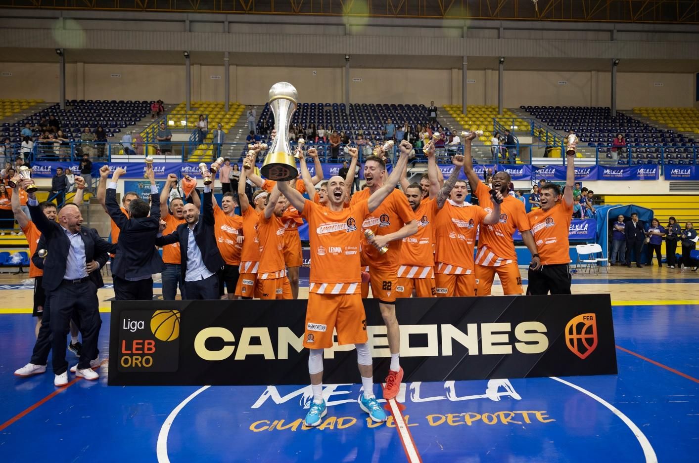 La fiesta del ascenso a la ACB del Leyma Básquet Coruña en Melilla.
