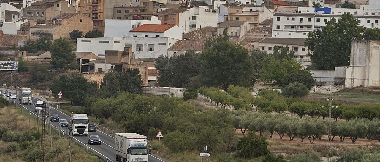 Imagen de archivo de la carretera N-334 en el tramo hacia el casco urbano de la Font de la Figuera | PERALES IBORRA