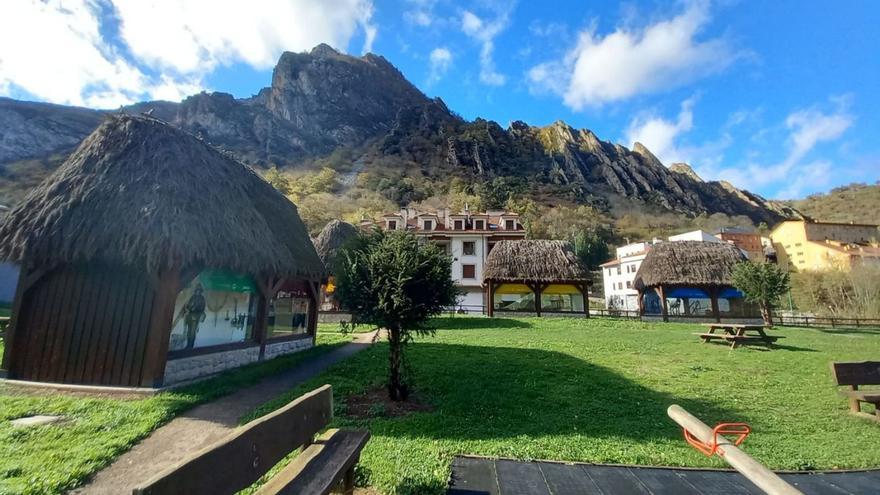 El espacio donde se ubican los teitos del Ecomuseo de Somiedo, en la Pola, y donde se instalarán los equipamientos deportivos. | R. S. A.