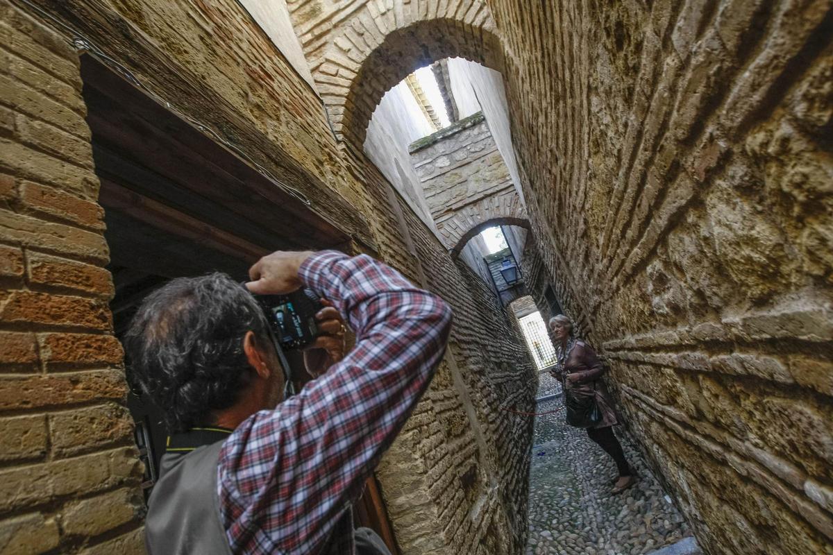 Turistas se fotografían en la calleja de los Arquillos, junto a la Casa de las Cabezas.