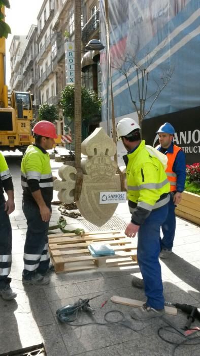 La constructora coloca la escultura sobre la fachada un mes antes de la apertura.