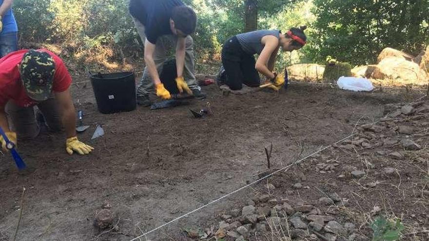 El equipo trabajando en las capas superficiales.  // FdV