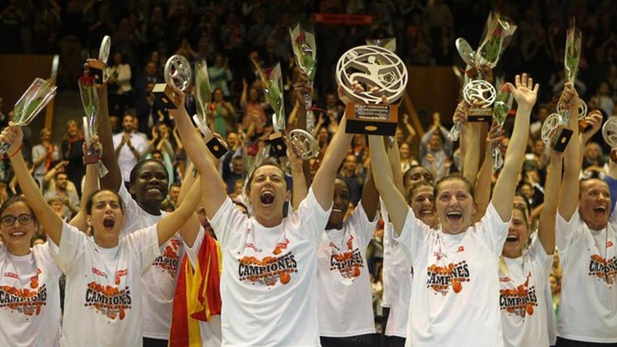 Las jugadoras del Spar Citylift Uni Girona celebran su gran éxito.