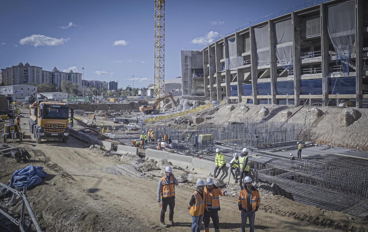 El pòdcast d’EL PERIÓDICO | Treballadors de les obres del Camp Nou denuncien «explotació laboral»