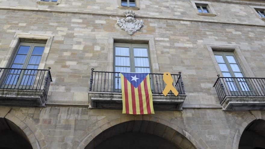 El llaç i l&#039;estelada, ahir a l&#039;Ajuntament de Manresa.