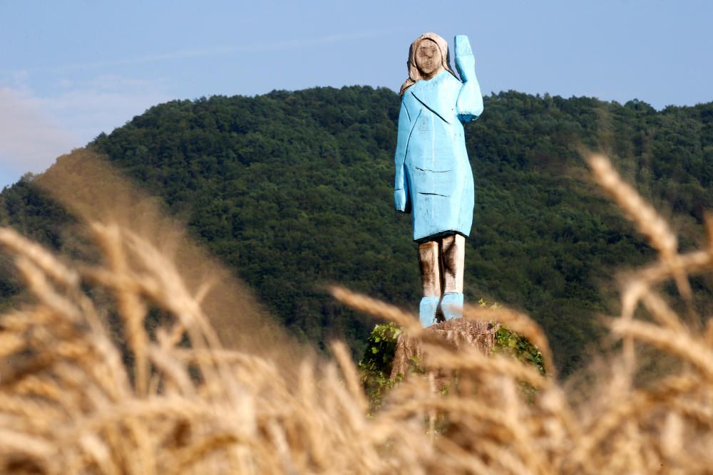 Life-size wooden sculpture of U.S. first lady ...