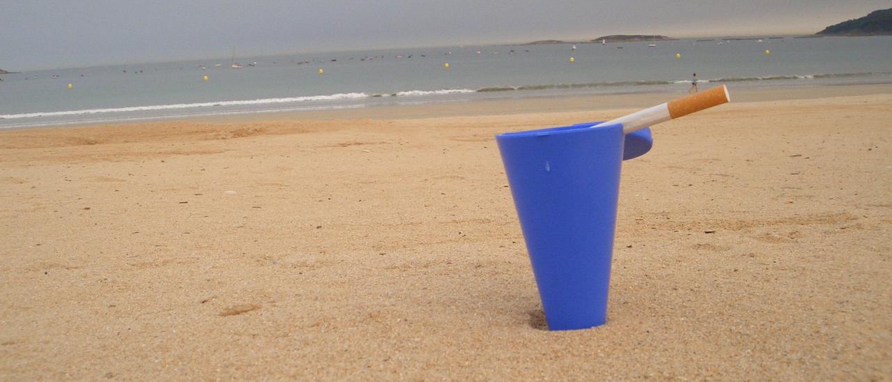 Cenicero en una playa de Nigrán.