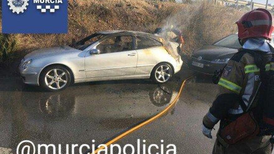 El vehículo afectado por las llamas en El Malecón