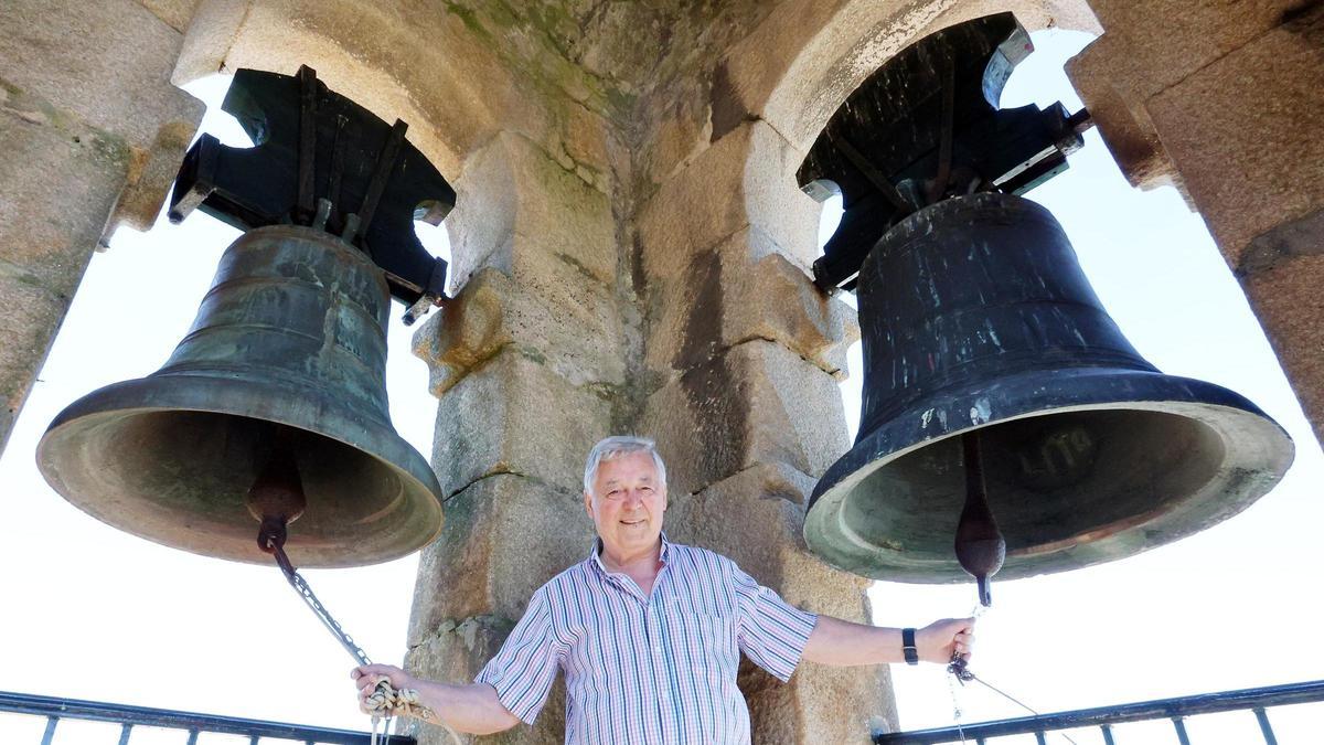 El cura don Ramón de la parroquia de San Salvador, y que busca un voluntario que toque las campanas