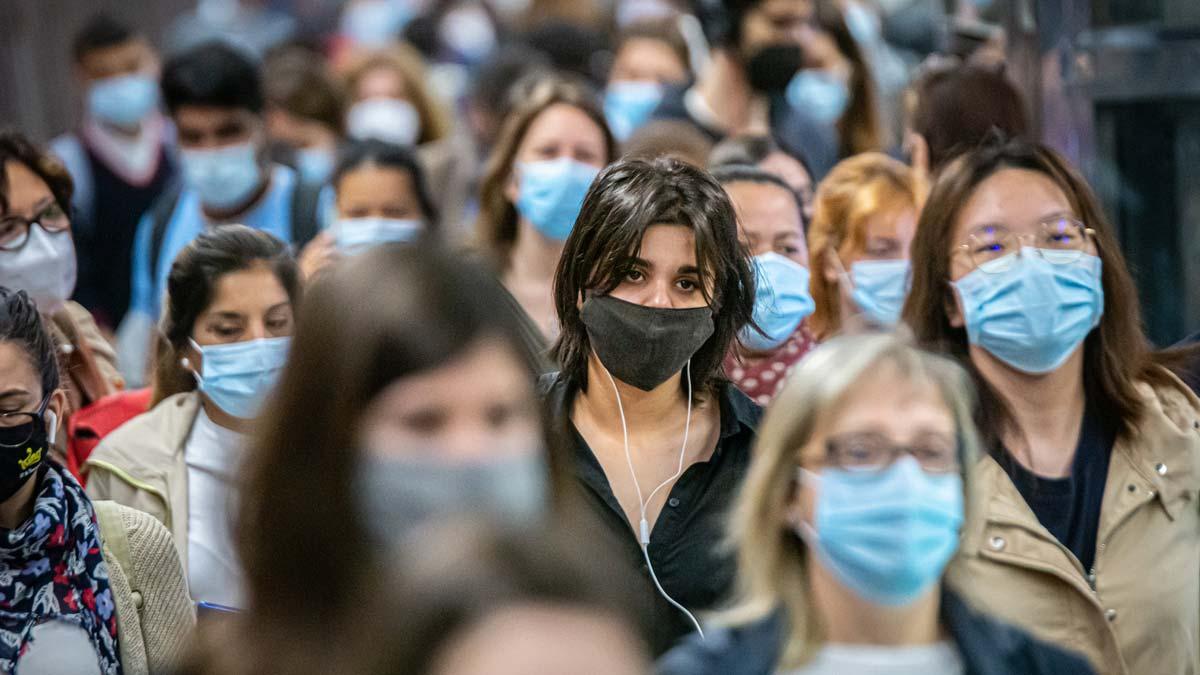 Gente con mascarillas en una estación de metro de Barcelona