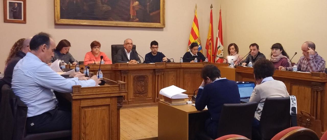 La corporación del Ayuntamiento de Caspe fue, con cinco dimisiones, la que más bajas registró durante la legislatura 2015-2019 en la comunidad. | EL PERIÓDICO