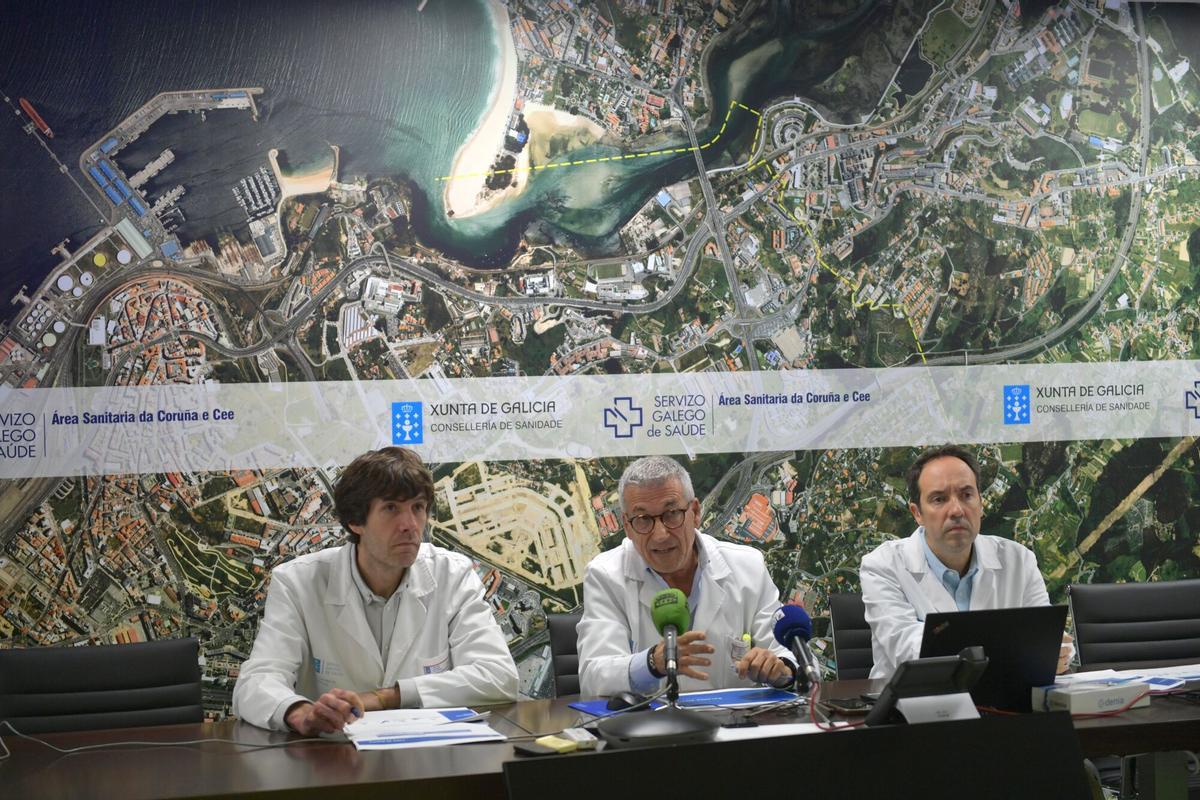 De izquierda a derecha, Álvaro Mena, Luis Verde y Carlos Nieto, durante la presentación del balance de actividad asistencial de 2025, este jueves, en el Hospital Universitario (Chuac).