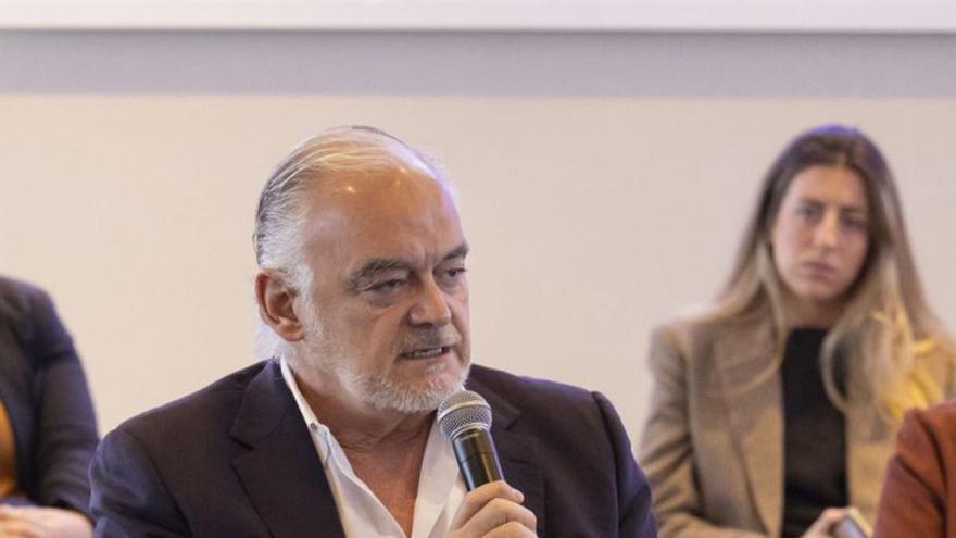 Un moment del fòrum European Bridges, amb els eurodiputats Esteban González Pons (esquerra) i Javi López.   |  DIEGO RAVIER