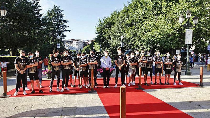 Los jugadores del Choco juvenil, ayer frente al Concello.