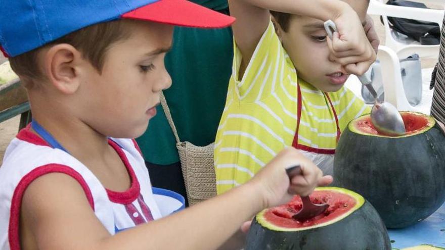 Niños haciendo farolillos