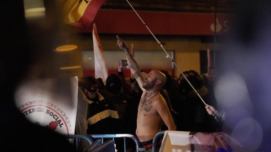 Manifestantes claman otra noche más contra la amnistía en varias zonas de Madrid, en imágenes