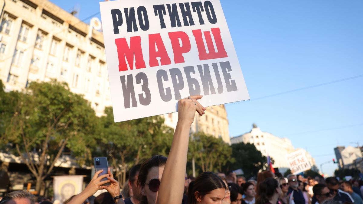 Protesta en Belgrado contra la mina de litio de Río Tinto.