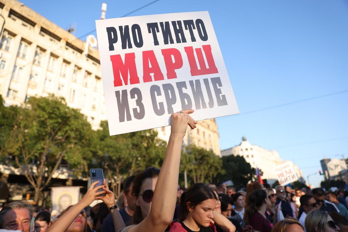 Protesta en Belgrado contra la mina de litio de Río Tinto.