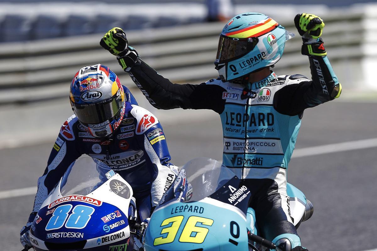 GRA045. MONTMELÓ (BARCELONA), 11/06/2017.- El piloto español Joan Mir (d), del equipo Leopard Racing, celebra junto a Jorge Martín (i), que terminó tercero, su victoria en la carrera de Moto3 del Gran Premio de Cataluña de Motociclismo que se disputa en el circuito de Montmeló. EFE/Alejandro García