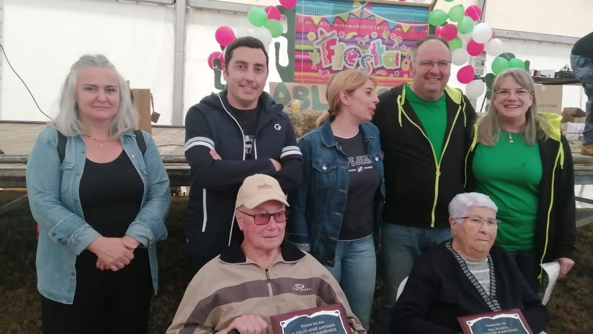 Los Paisanos del Año, junto a la edil Eva María Pérez, el alcalde, Gerardo Sanz, la edil Nuria Niño y vecinos de Ables.