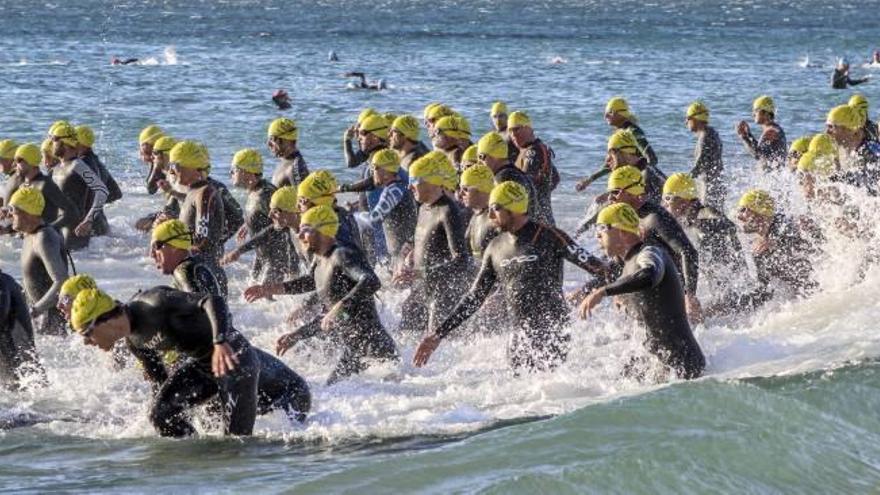 Espectacular imagen de una de las salidas del segmento de natación en la playa de Arenales del Sol.