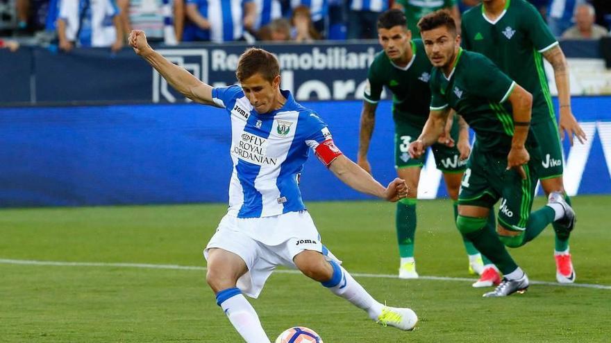 Szymanowski en el lanzamiento del penalti que abrió la goleada del Leganés al Betis.