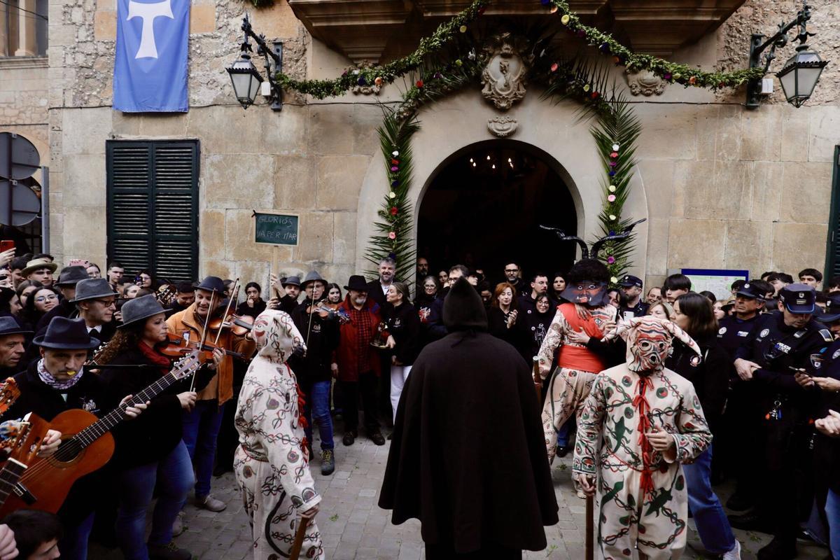 Un Sant Antoni amable y respetuoso llena Manacor de fiesta y humo