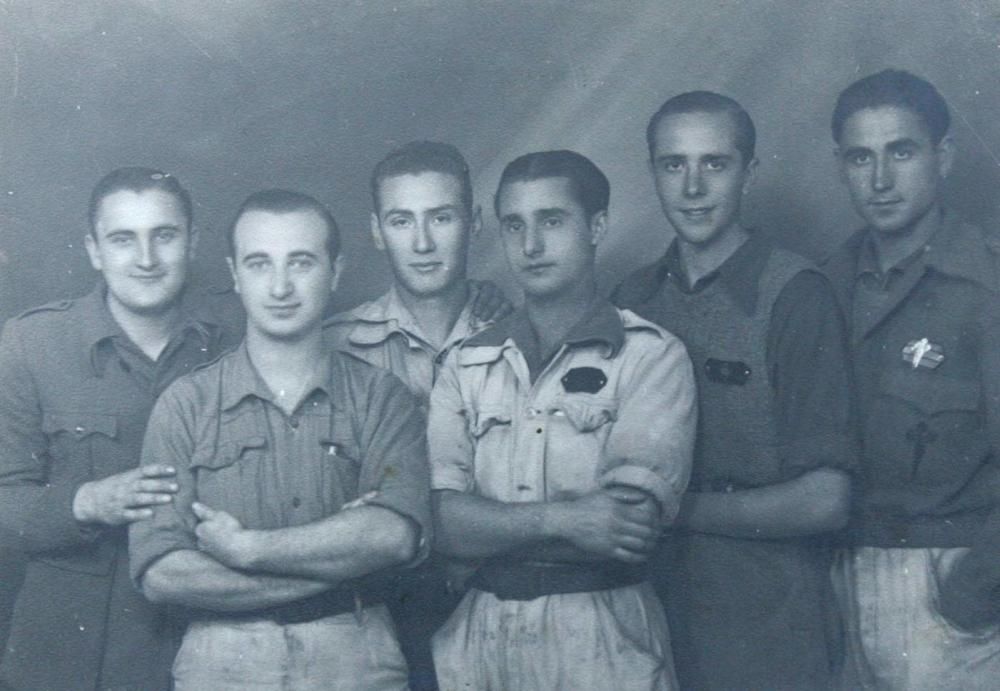Gabinete fotográfico del Cuerpo del Ejército de Galicia. José Longueira, Ángel Llanos, Mario Blanco, Jaime Pacheco, Faustino López y José Lombartía.