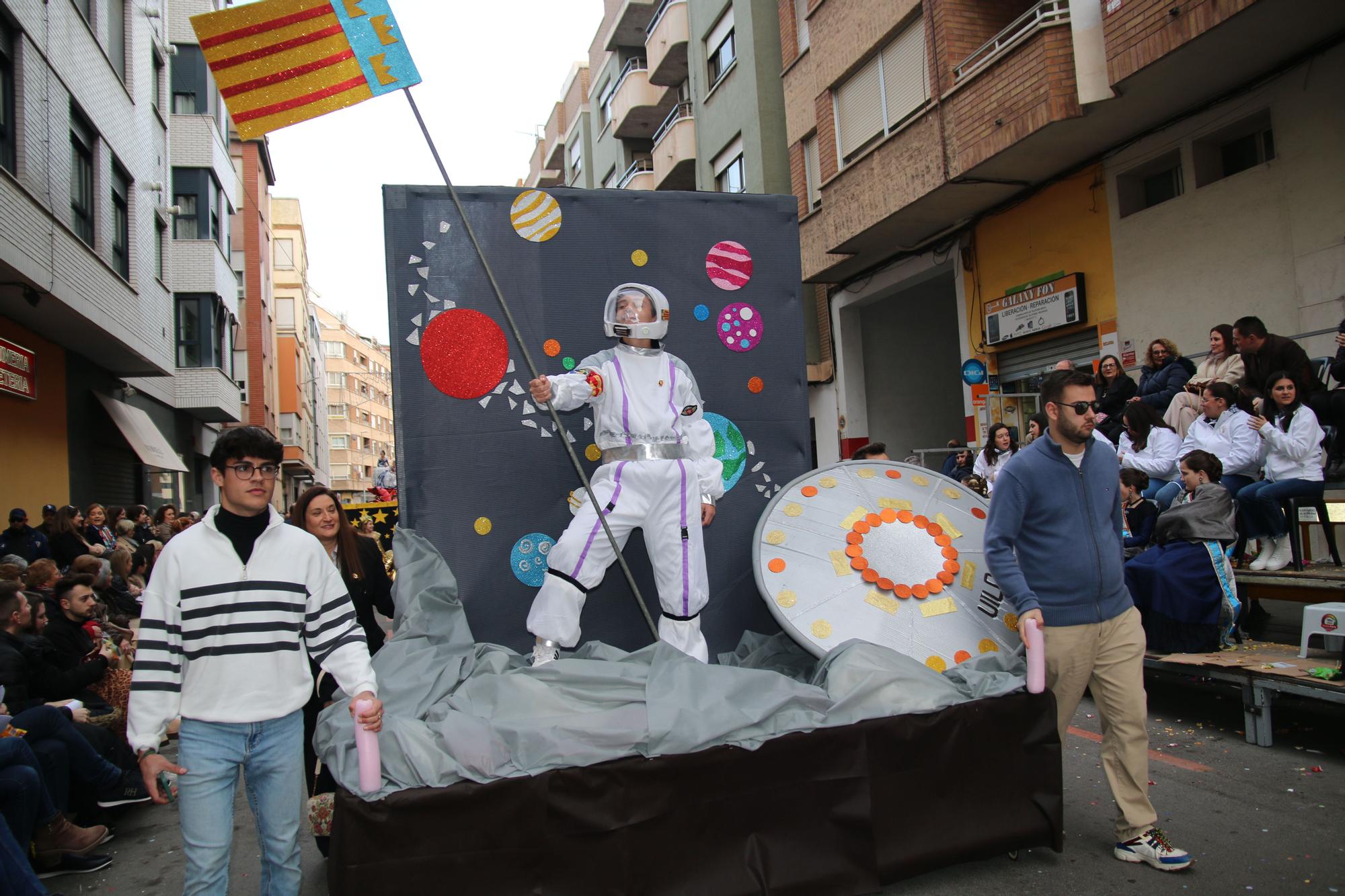 Búscate en las fotos del premio al Barri València en la cabalgata del Ninot infantil de Burriana