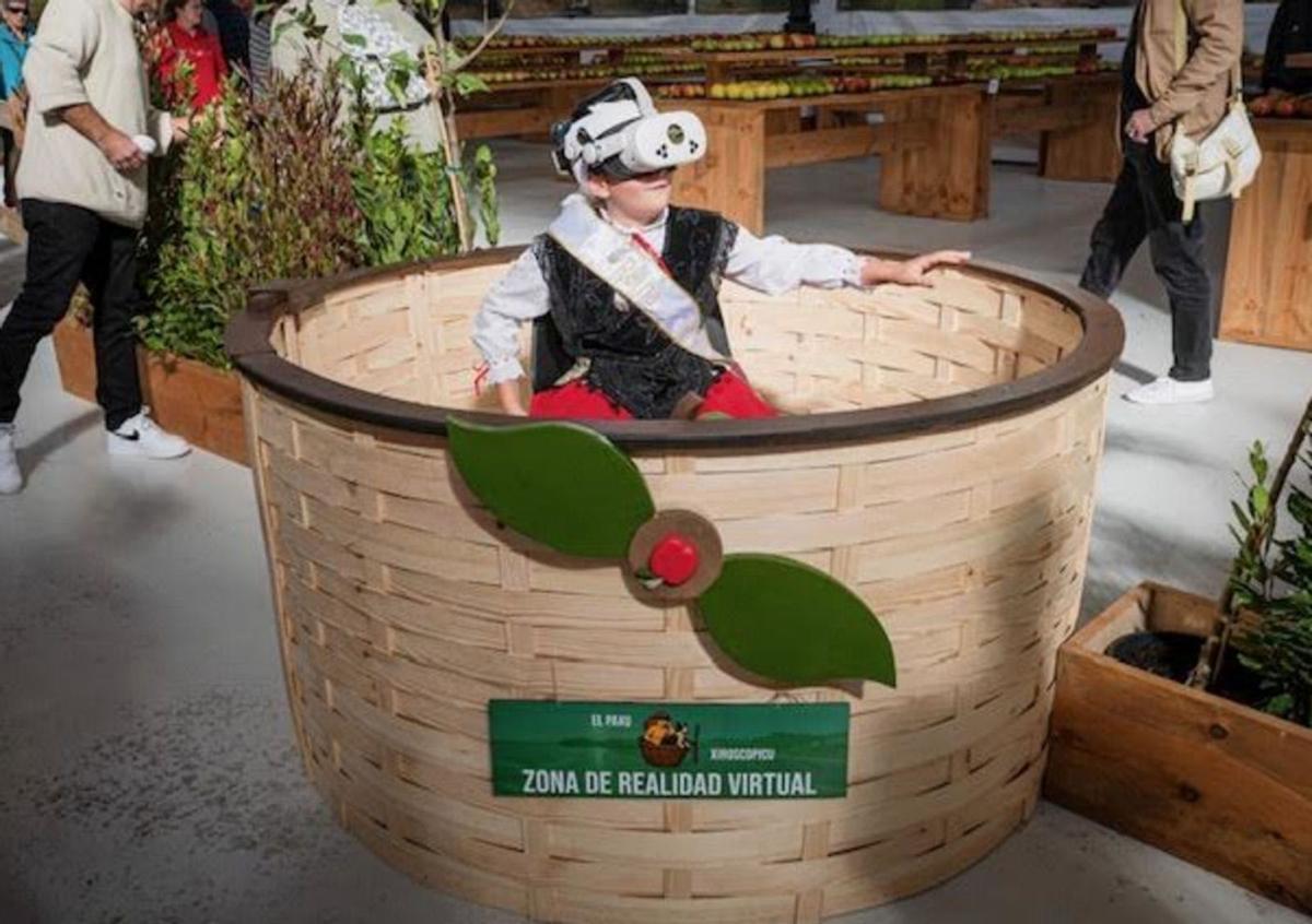 Una niña, disfrutando del «paxu» de realidad virtual en la pasada edición del Festival de la Manzana. | A. V.