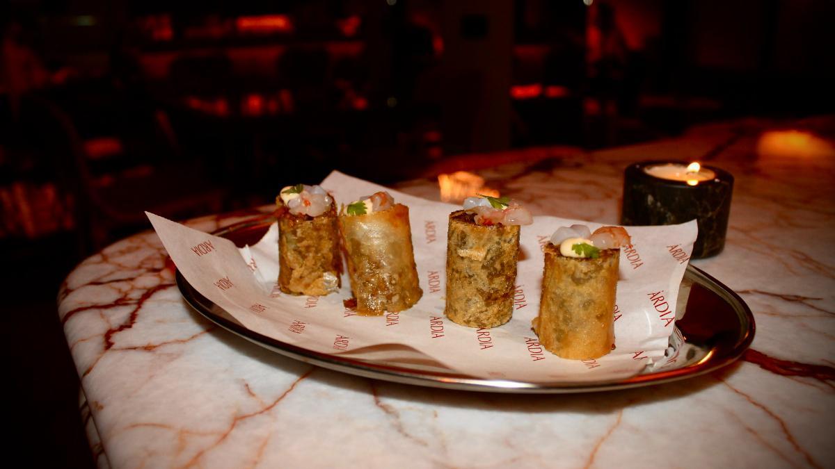 Rollitos para el “martes de whisky” (para acompañar la cata), en el rooftop ÂM-BAR de Árdia.