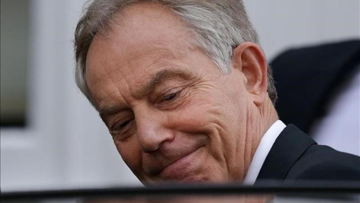 Tony Blair sale de su casa en Londres.