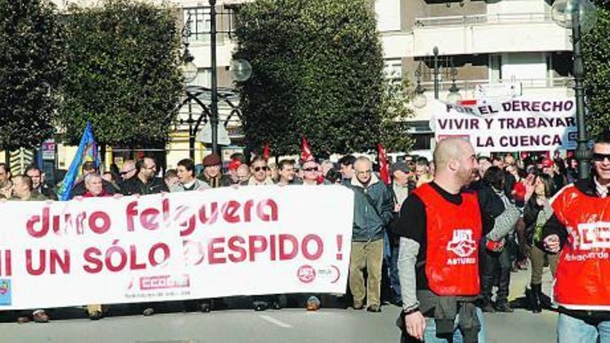 Manifestación convocada por los trabajadores de Barros que recorrió el pasado sábado las calles de Langreo.