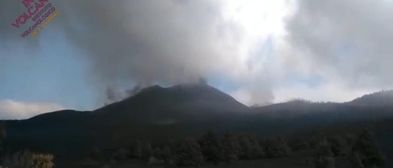 Fuertes explosiones este sábado en el volcán de La Palma