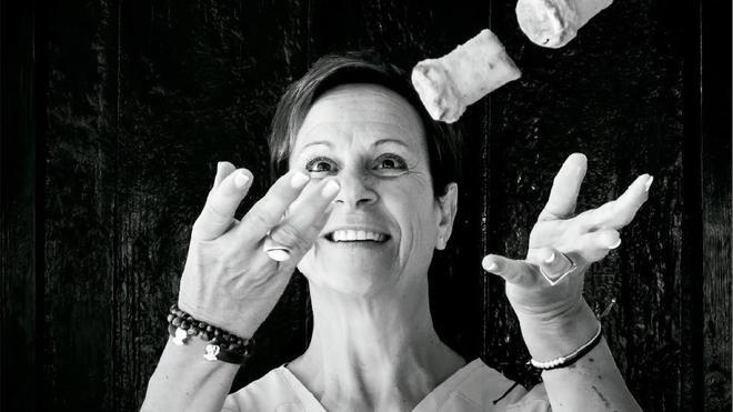 Mercè Cabrisas i els taps de Cadaqués, va ser portada de llibre Rere el Taulell sobre el comerç de Cadaqués.