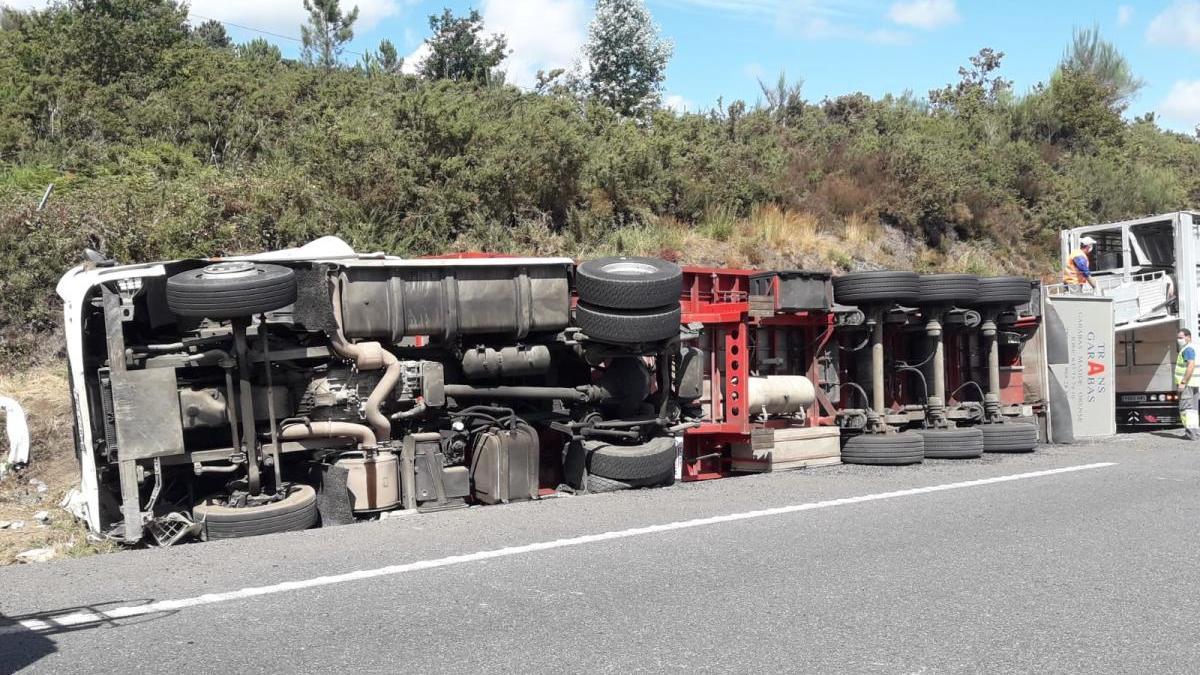 El camión volcado. // Bomberos de Porriño