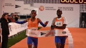 Berihu Aregawi y Jacob Kiplimo entran juntos en la San Silvestre Vallecana 2024