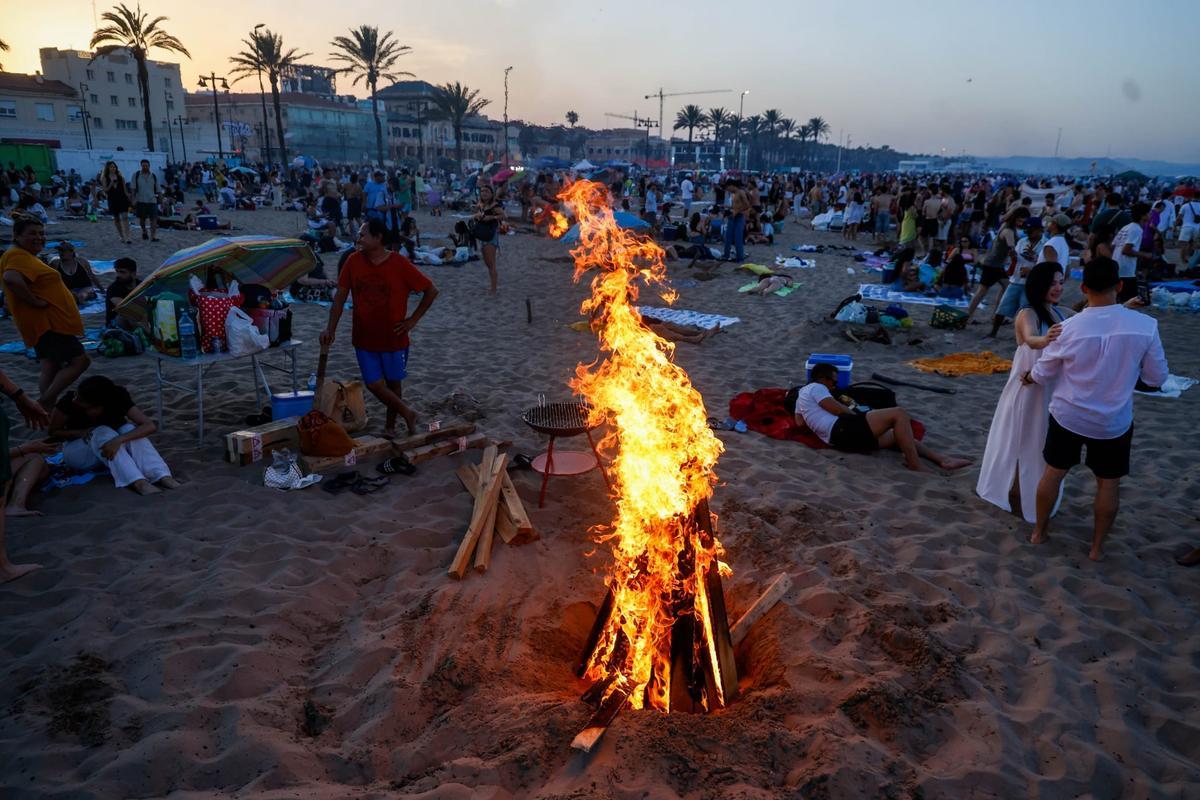 Todas las fotos de una noche de San Juan sofocante en las playas de València