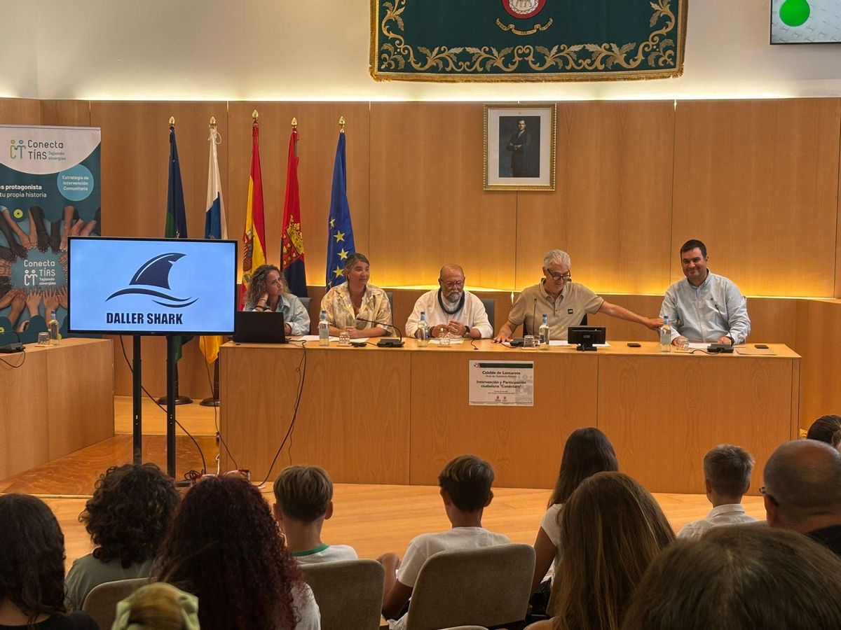 Nicolas Saavedra y José Juan Cruz (centro), este viernes, en el pleno escolar en el Ayuntamiento de Tías