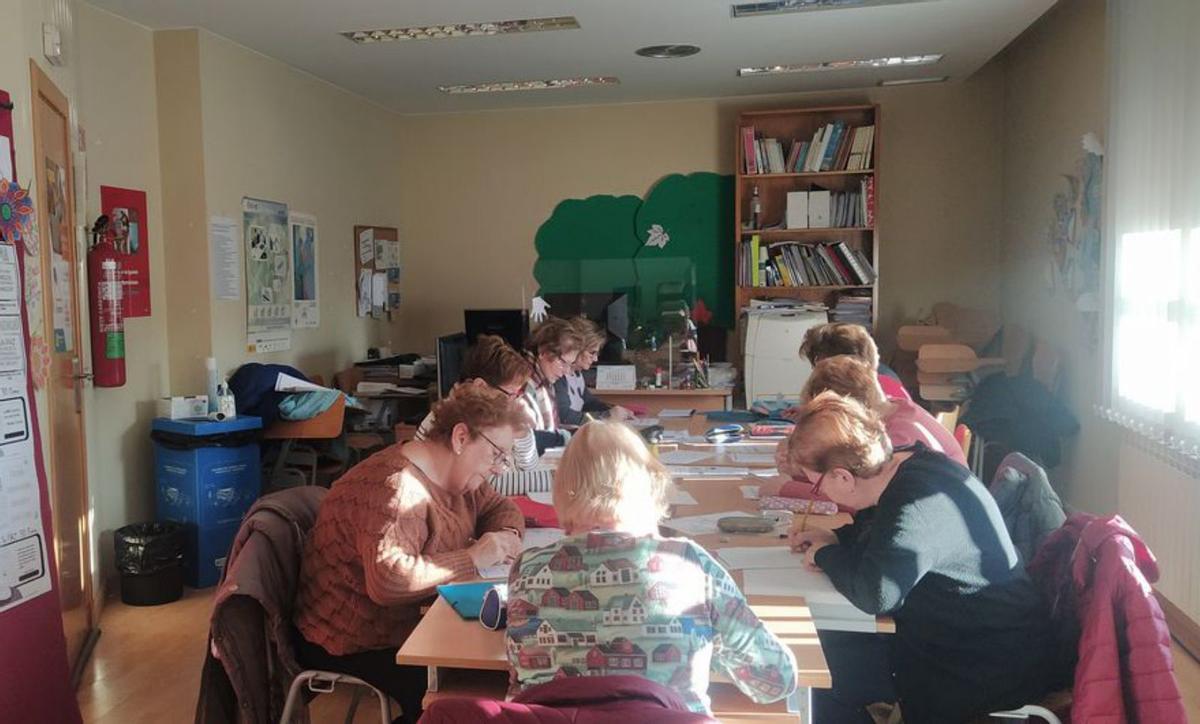 Taller del aula de adultos para crear un tablón conmemorativo.