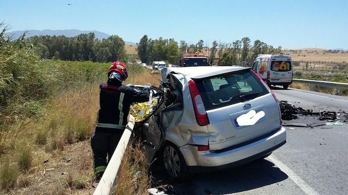 Colisión frontal entre un turismo y un autocar