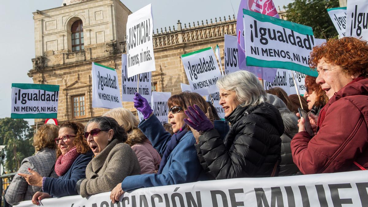 Protesta feminista en el exterior del Parlamento de Andalucía