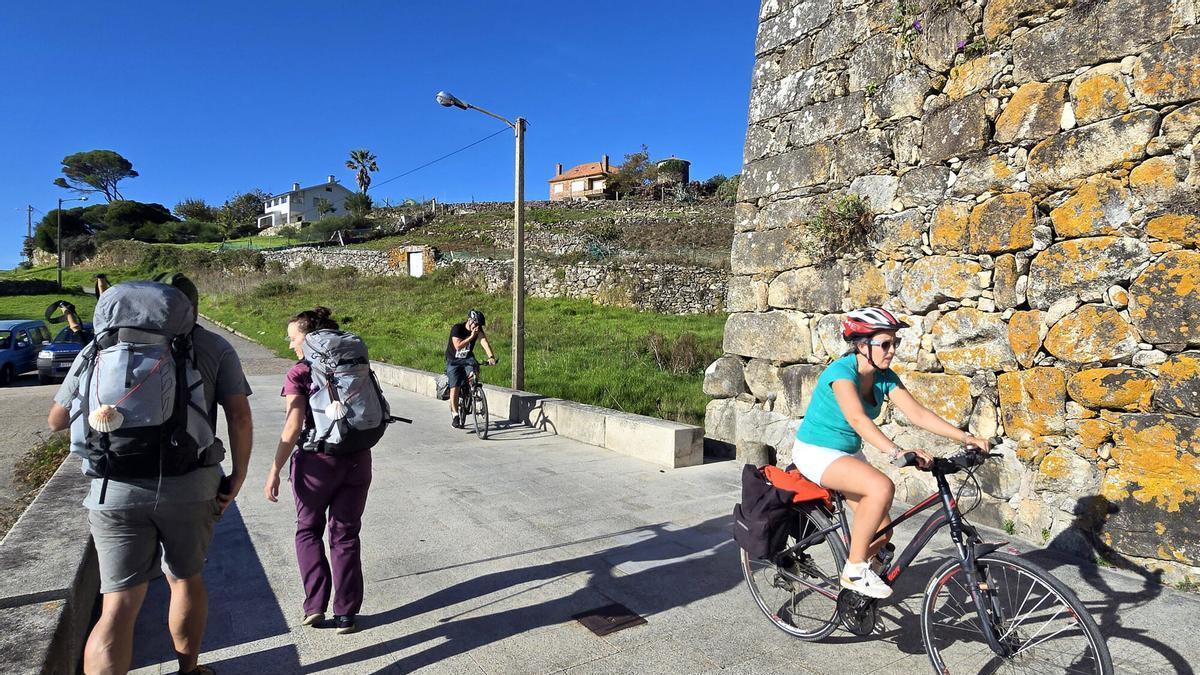 Peregrinos del Camino de Santiago portugués en el municipio de Oia