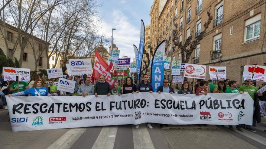 Las principales organizaciones sindicales, al frente de la pancarta principal de la manifestación. | MARCIAL GUILLÉN / EFE