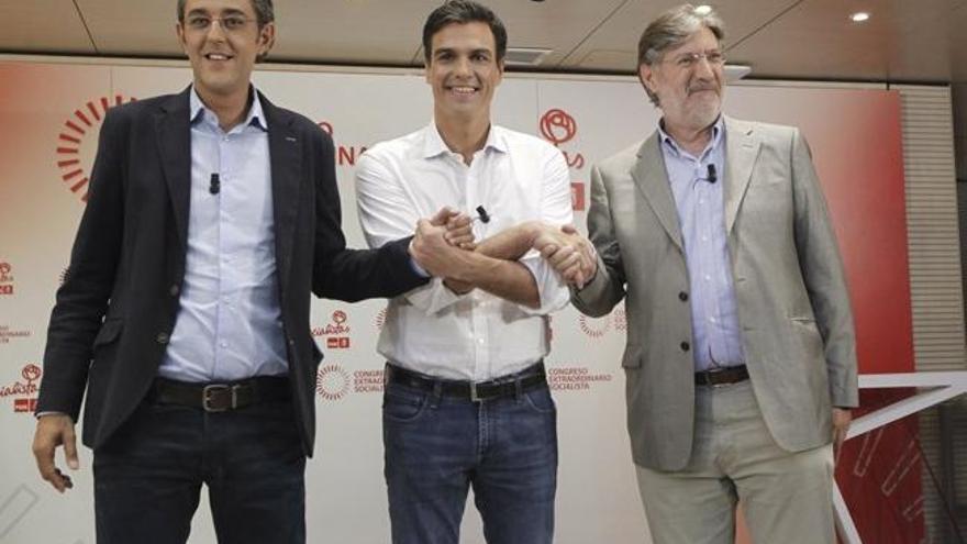 D&#039;esquerra a dreta, Eduardo Madina, Pedro Sánchez i José Antonio Pérez Tapias, abans de començar el debat