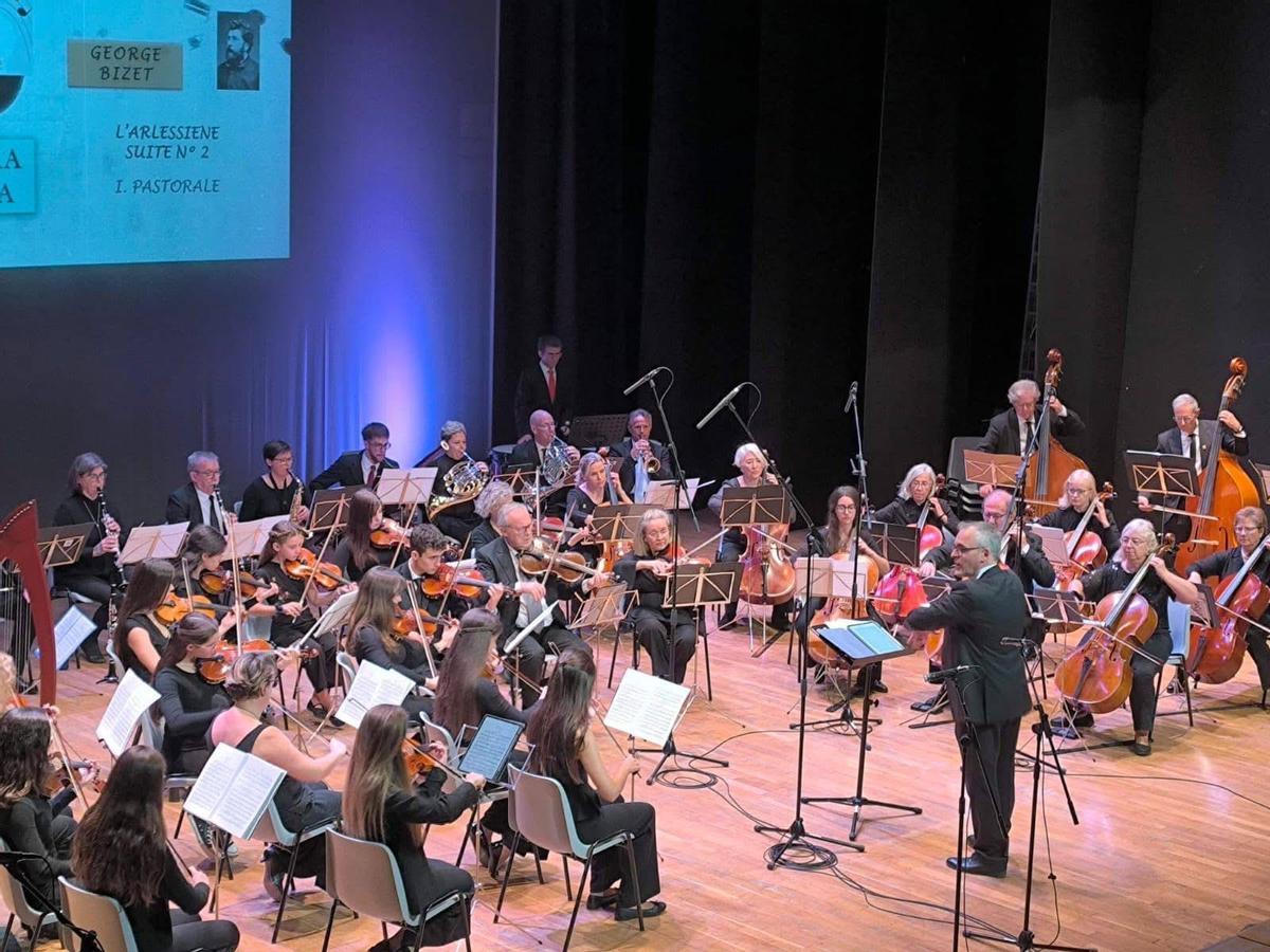 La orquesta tocando en vivo en una de sus presentaciones