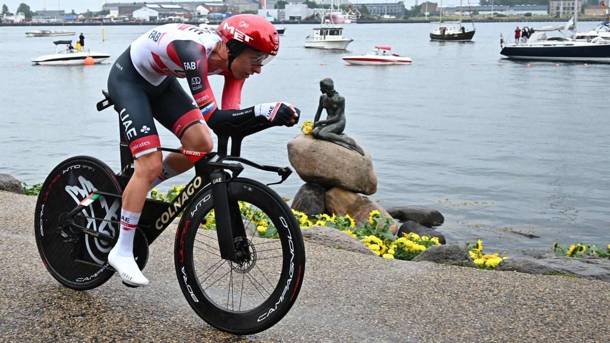 Tadej Pogacar, pasa junto a la estatua de la Sirenita, durante la primera etapa del Tour de Francia, etapa de contrarreloj individual de 13,2 km en Copenhague.